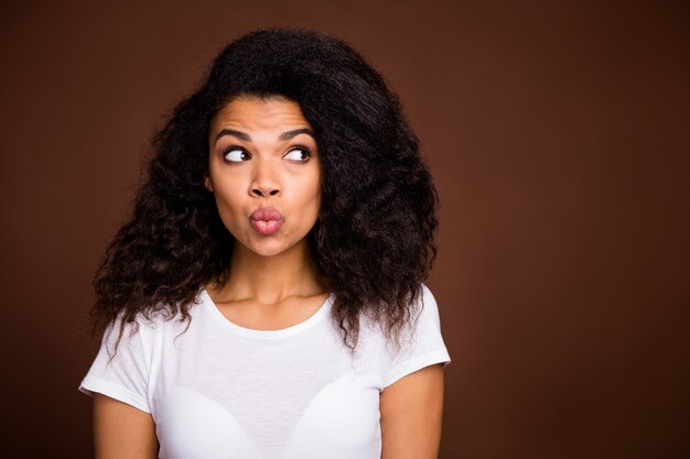 素敵な10代のアフリカ系アメリカ人の女の子の肖像画をクローズアップしてください プレミアム写真 素敵な10代のアフリカ系アメリカ人の女の子の肖像画をクローズアップしてください プレミアム写真