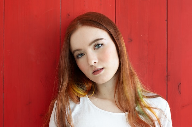 Бесплатное фото Крупным планом портрет девушки-подростка довольно смешанной расы, выглядящей задумчивой и мечтательной. великолепная рыжая студентка с разноцветными прядями волос и зелеными глазами