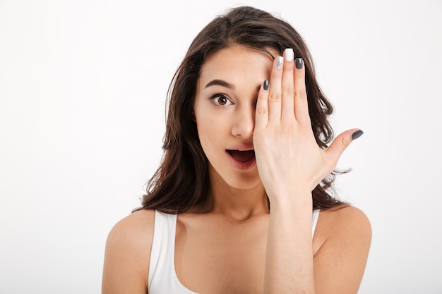 Free photo close up portrait of a pretty woman dressed in tank-top