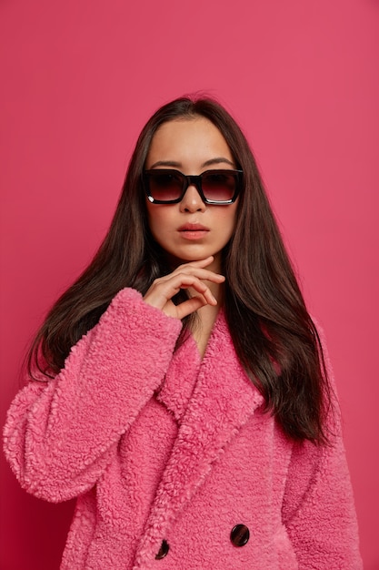 Free photo close up portrait of pretty young woman isolated