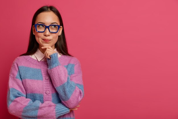 孤立した美しい若い女性のクローズアップ肖像画