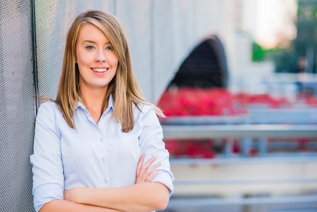 Free photo close up portrait of a professional business woman smiling outdoor