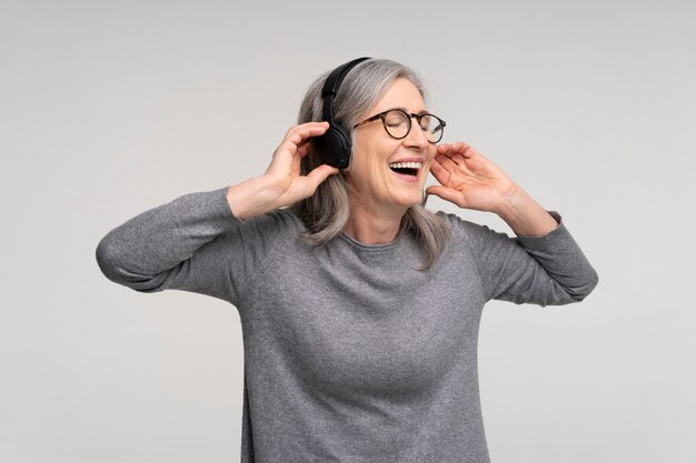 年配の女性の肖像画をクローズアップ