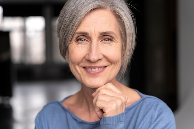 Free photo close up portrait of senior woman