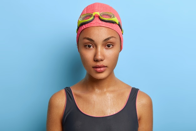 Free photo close up portrait of serious professional swimmer, has wet skin after swimming in swim pool