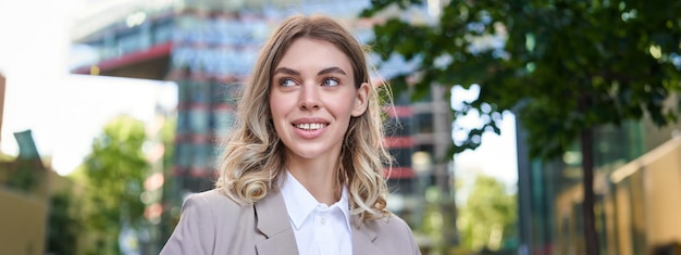 Free photo close up portrait of smiling beautiful woman years old wearing corporate clothing looking happy