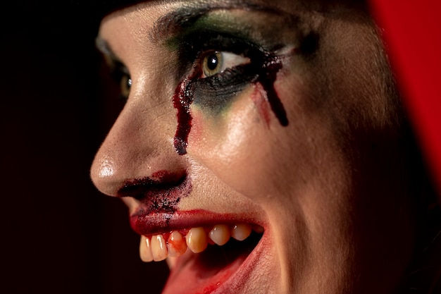 Крупным планом портрет жуткий макияж женщины с кровью