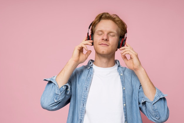 Free photo close up portrait of teenager isolated