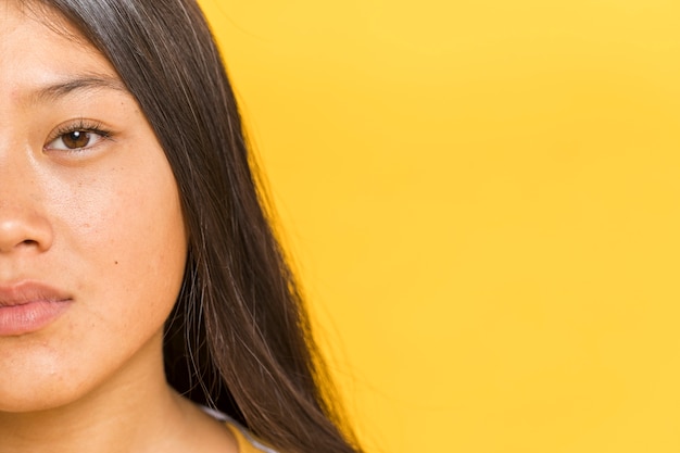 Foto gratuita ritratto di close-up con la metà del volto di donna