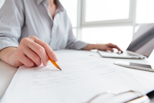 Free photo close up portrait of a woman holding pencil