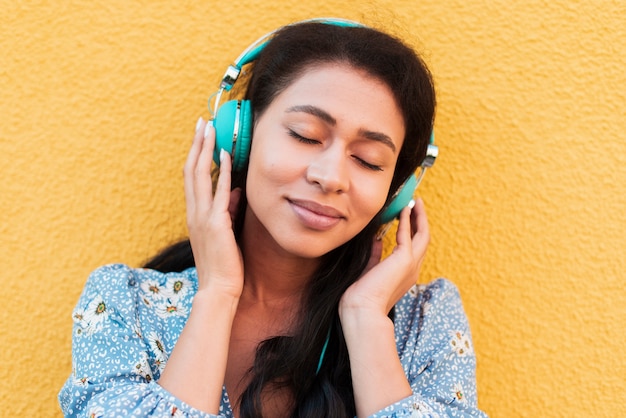 Foto gratuita ritratto del primo piano della donna che ascolta la musica