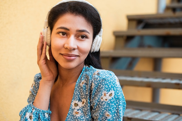 Free photo close-up portrait of woman looking away