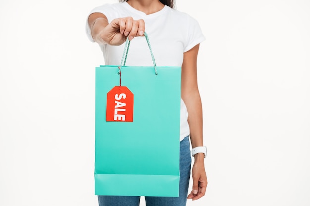 Free photo close up portrait of a woman showing shopping bag