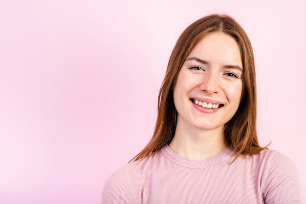 Foto gratuita ritratto del primo piano della donna che sorride alla macchina fotografica