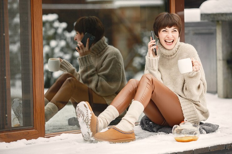 無料Photo 白いセーターを着て、お茶を飲み、呼び出している女性のクローズアップの肖像画