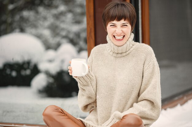 白いセーター、お茶を飲む女性のクローズアップの肖像画