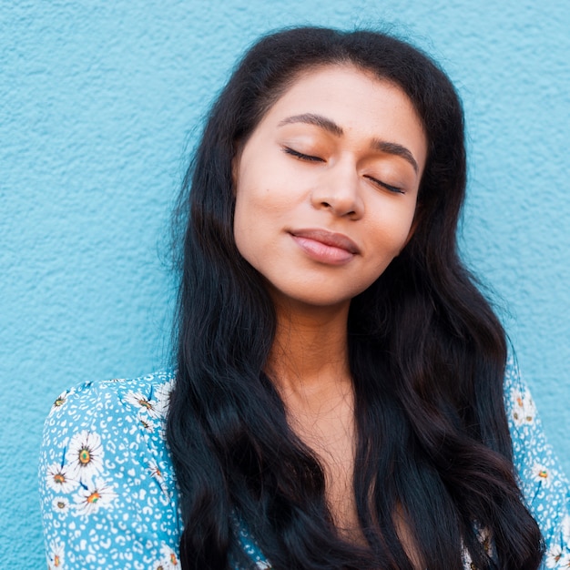 Free photo close-up portrait of woman with beautiful hair and closed eyes