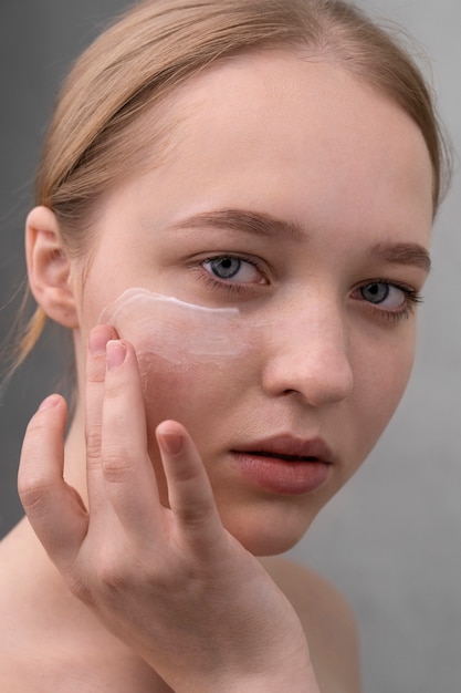 Free photo close up portrait of woman with hydrated skin