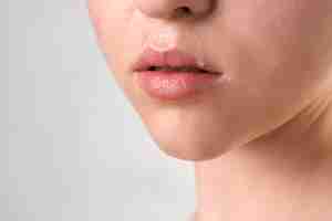 Free photo close up portrait of woman with hydrated skin