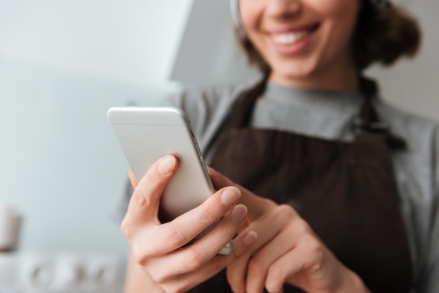 Free photo close up portrait of a younf smiling woman in apron