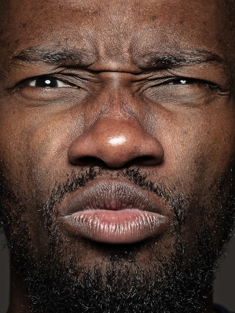 Free photo close up portrait of young african-american man