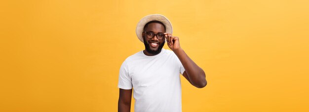 観光服を着て彼の眼鏡を保持している若いアフリカ系アメリカ人のショックを受けた観光客の肖像画を間近します。