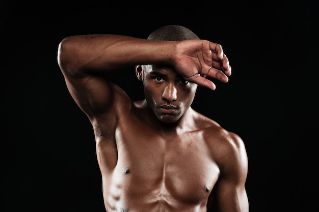 Портрет конца-вверх молодого афро американского спорт человека