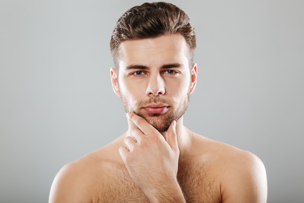 Free photo close up portrait of a young bearded man