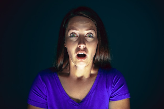 Foto gratuita close up ritratto di giovane pazza spaventata e scioccata donna isolata sul nero