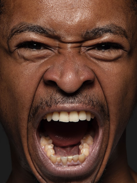 Foto gratuita close up ritratto di giovane ed emotivo uomo afro-americano