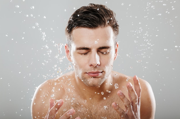 Free photo close up portrait of a young half naked man