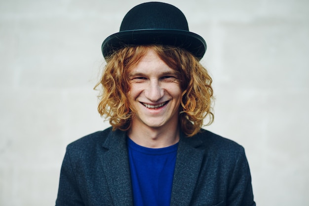 Free photo close-up portrait of young reddish curly man