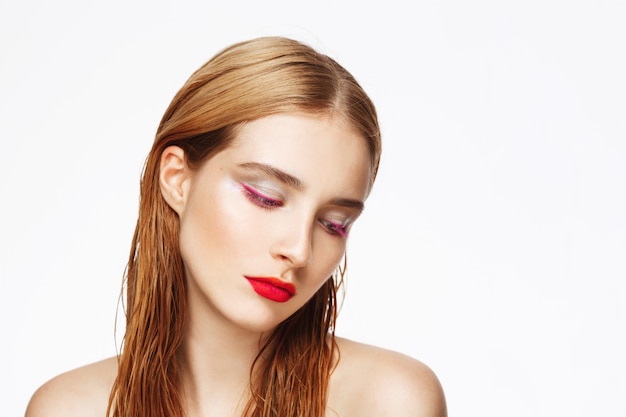 Free photo close-up portrait of young woman with bright make up.