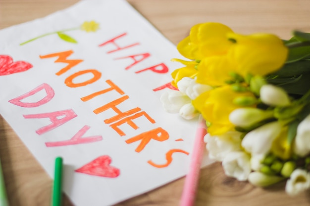 Foto gratuita close-up di poster per la madre e fiori gialli