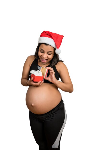 クリスマスのギフトボックスを保持している妊婦のクローズアップ