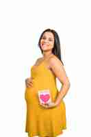 Free photo close-up of pregnant woman holding greeting card