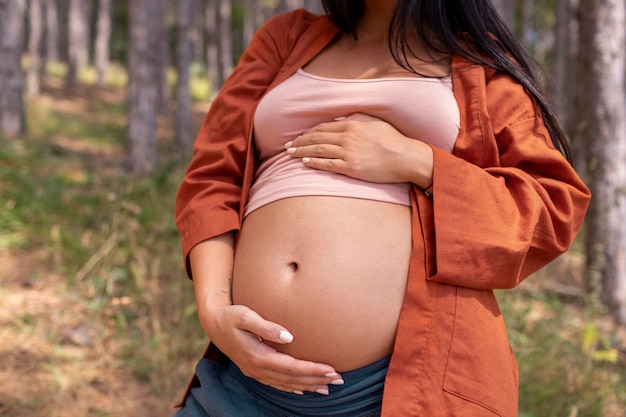 Крупным планом беременная женщина на природе