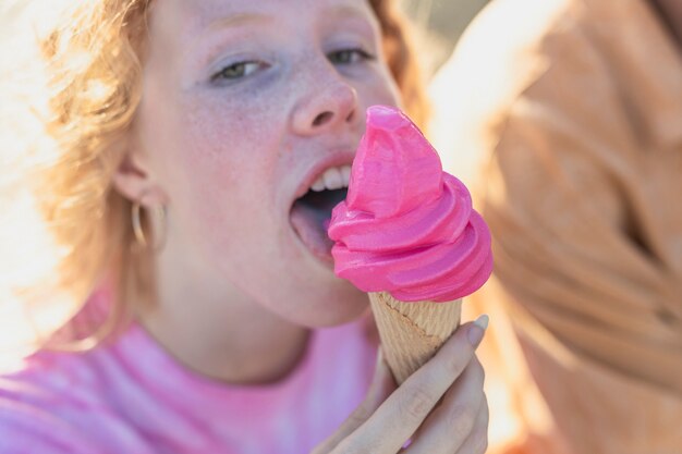 핑크 아이스크림 클로즈업 예쁜 여자