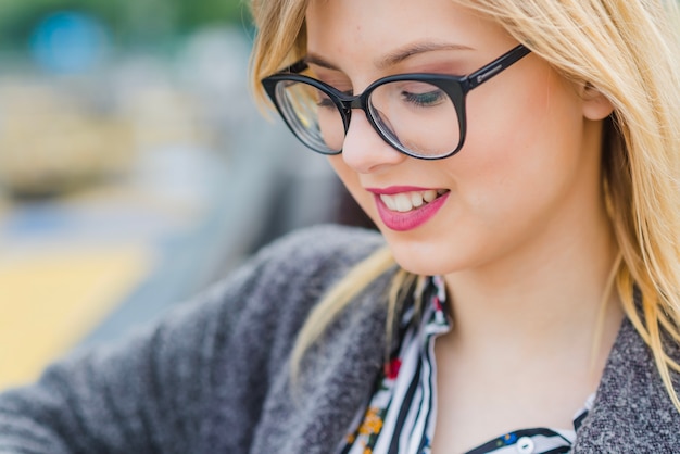 Foto gratuita close-up donna piuttosto sorridente