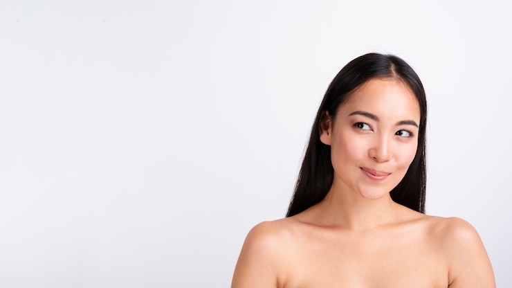 Free Photo close-up pretty woman with copy-space