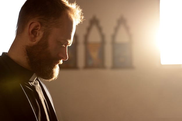 Foto gratuita primo piano sul sacerdote che prega