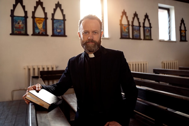 Primo piano sulla lettura del sacerdote dalla bibbia