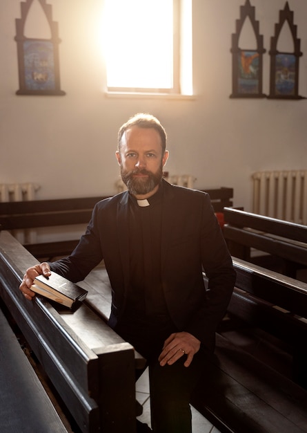 Foto gratuita primo piano sulla lettura del sacerdote dalla bibbia