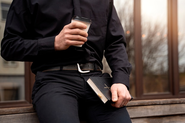 Foto gratuita primo piano sulla lettura del sacerdote dalla bibbia