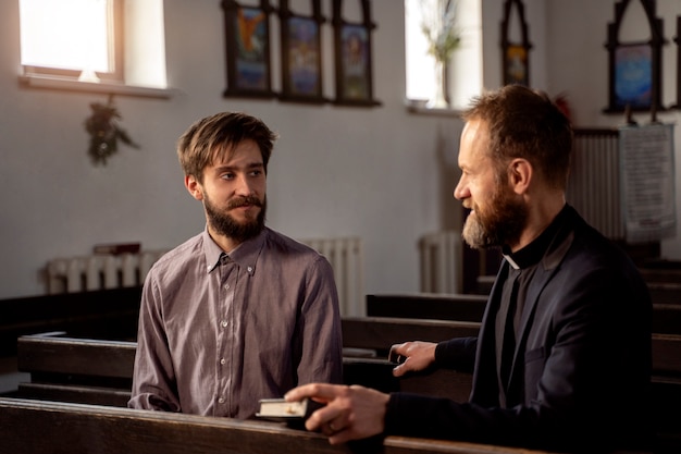 Primo piano sul sacerdote che parla con la persona