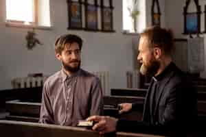 Foto gratuita primo piano sul sacerdote che parla con la persona