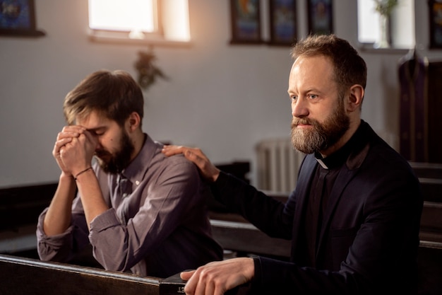 Primo piano sul sacerdote che parla con la persona