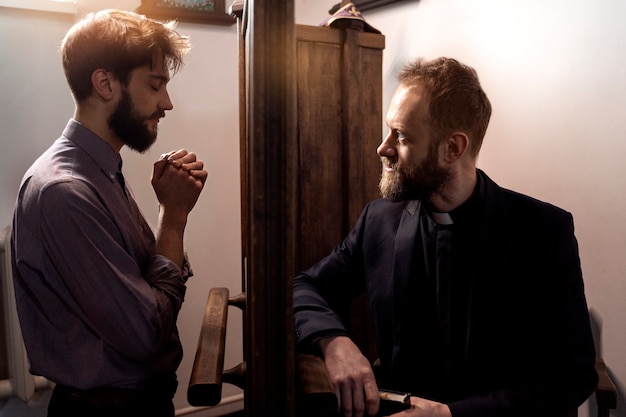 Foto gratuita primo piano sul sacerdote che parla con la persona