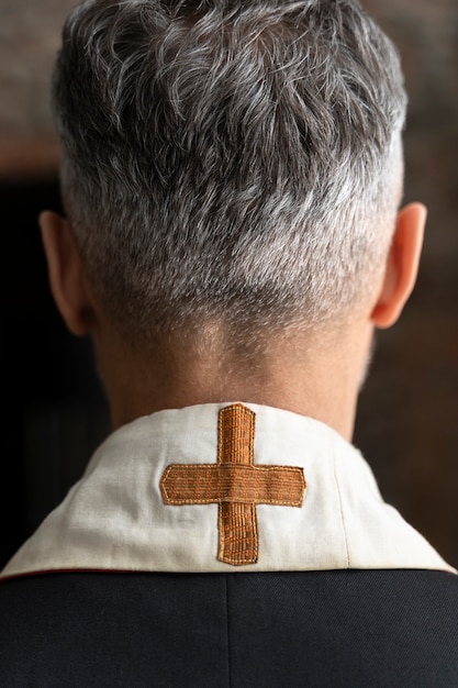 Foto gratuita chiuda sul sacerdote che indossa la tonaca