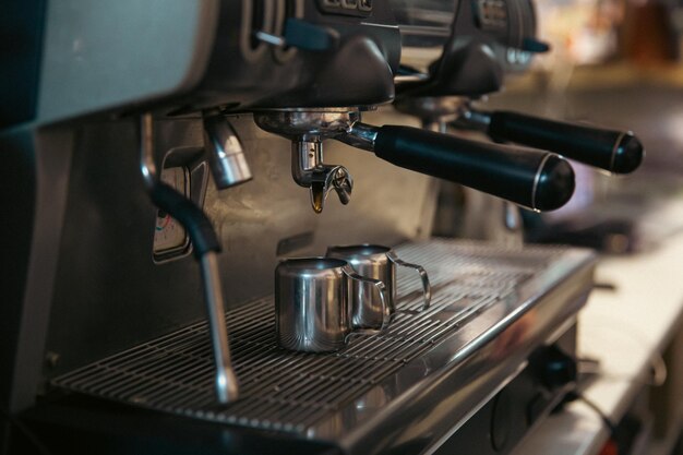 プロのコーヒーマシンでエスプレッソを作るプロセスのクローズアップ